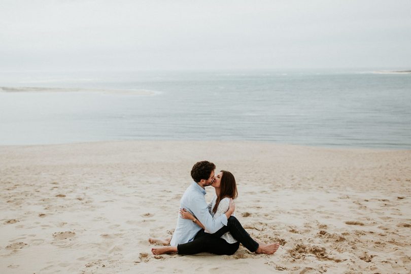 Une séance engagement sur la Dune du Pilat - Photos : Coralie Lescieux - Blog mariage : La mariée aux pieds nus