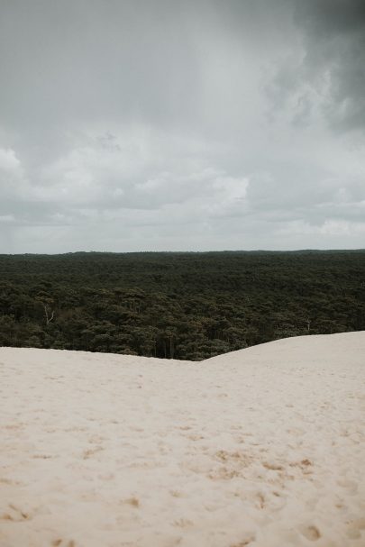 Une séance engagement sur la Dune du Pilat - Photos : Coralie Lescieux - Blog mariage : La mariée aux pieds nus