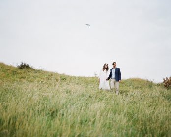 Une séance engagement sur les falaises d'Etretat - Photos : Alain M - Blog mariage : La mariée aux pieds nus