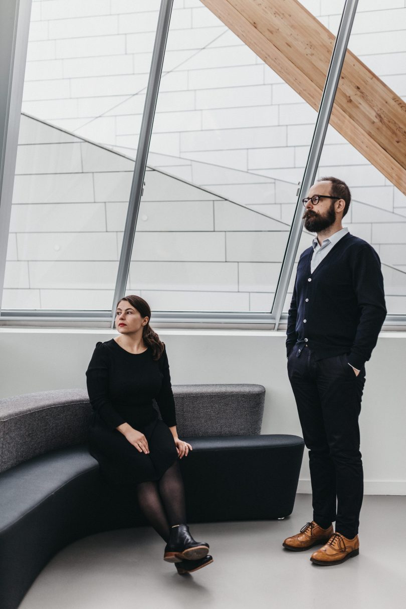 Une séance engagement à la Fondation Louis Vuitton - Photos : Warren Lecart - Blog mariage : La mariée aux pieds nus