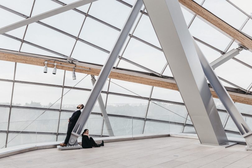 Une séance engagement à la Fondation Louis Vuitton - Photos : Warren Lecart - Blog mariage : La mariée aux pieds nus