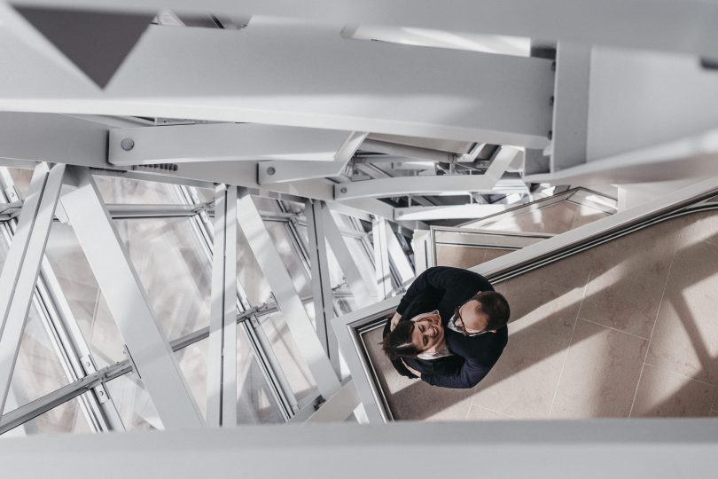 Une séance engagement à la Fondation Louis Vuitton - Photos : Warren Lecart - Blog mariage : La mariée aux pieds nus