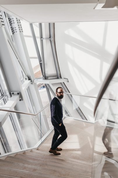 Une séance engagement à la Fondation Louis Vuitton - Photos : Warren Lecart - Blog mariage : La mariée aux pieds nus