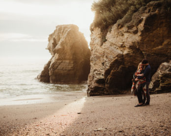 Une séance engagement sur la Côte Sauvage - A découvrir sur le blog mariage www.lamarieeauxpiedsnus.co-m - Photos : Emilie Bernard Photographie