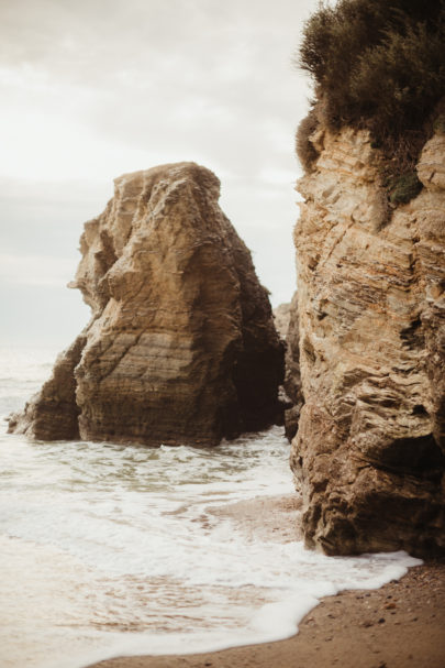 Une séance engagement sur la Côte Sauvage - A découvrir sur le blog mariage www.lamarieeauxpiedsnus.co-m - Photos : Emilie Bernard Photographie