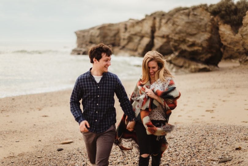 Une séance engagement sur la Côte Sauvage - A découvrir sur le blog mariage www.lamarieeauxpiedsnus.co-m - Photos : Emilie Bernard Photographie