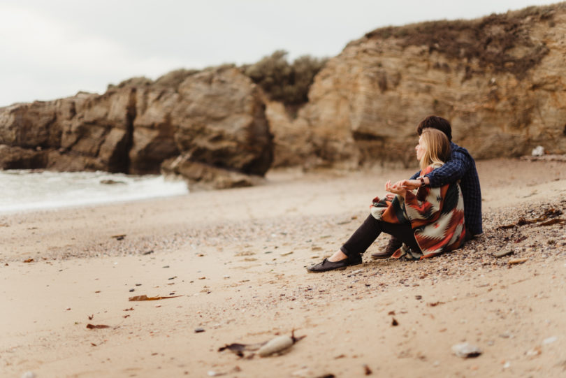 Une séance engagement sur la Côte Sauvage - A découvrir sur le blog mariage www.lamarieeauxpiedsnus.co-m - Photos : Emilie Bernard Photographie