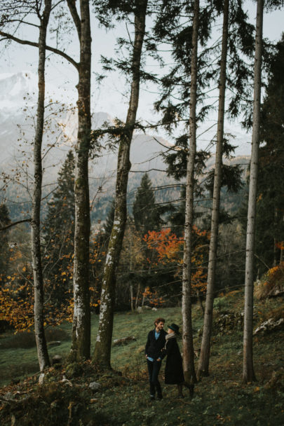 Une séance photo en amoureux après le mariage à Chamonix - A découvrir sur le blog mariage www.lamarieeauxpiedsnus.com - Photos : Coralie Lescieux