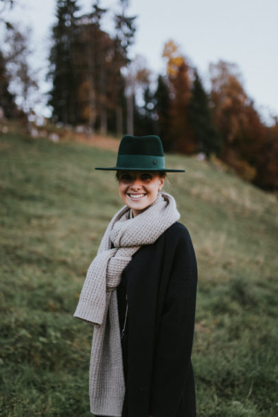 Une séance photo en amoureux après le mariage à Chamonix - A découvrir sur le blog mariage www.lamarieeauxpiedsnus.com - Photos : Coralie Lescieux