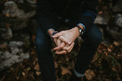 Une séance photo en amoureux après le mariage à Chamonix - A découvrir sur le blog mariage www.lamarieeauxpiedsnus.com - Photos : Coralie Lescieux