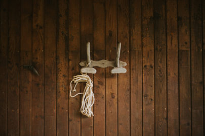 Une séance photo en amoureux après le mariage à Chamonix - A découvrir sur le blog mariage www.lamarieeauxpiedsnus.com - Photos : Coralie Lescieux