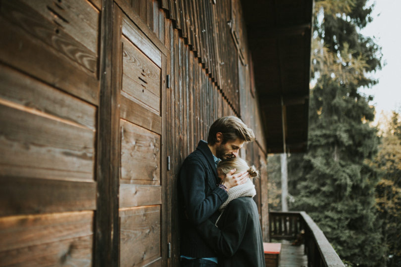 Une séance photo en amoureux après le mariage à Chamonix - A découvrir sur le blog mariage www.lamarieeauxpiedsnus.com - Photos : Coralie Lescieux