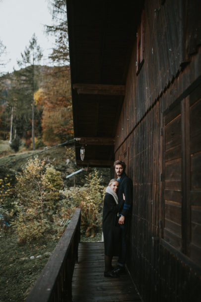 Une séance photo en amoureux après le mariage à Chamonix - A découvrir sur le blog mariage www.lamarieeauxpiedsnus.com - Photos : Coralie Lescieux