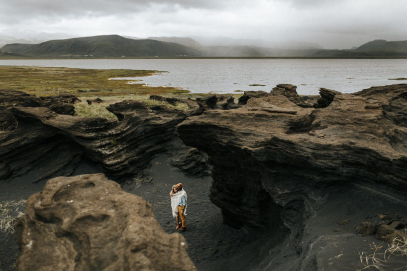 Une séance engagement en Islande - A découvrir sur le blog mariage www.lamarieeauxpiedsnus.com - Photos : Fabien Courmont