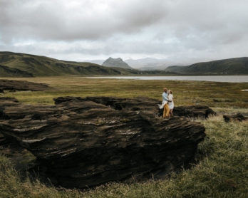 Une séance engagement en Islande - A découvrir sur le blog mariage www.lamarieeauxpiedsnus.com - Photos : Fabien Courmont