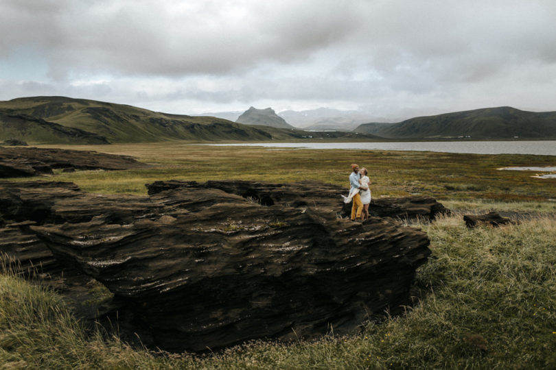 Une séance engagement en Islande - A découvrir sur le blog mariage www.lamarieeauxpiedsnus.com - Photos : Fabien Courmont