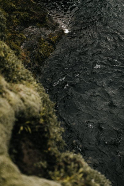 Une séance engagement en Islande - A découvrir sur le blog mariage www.lamarieeauxpiedsnus.com - Photos : Fabien Courmont