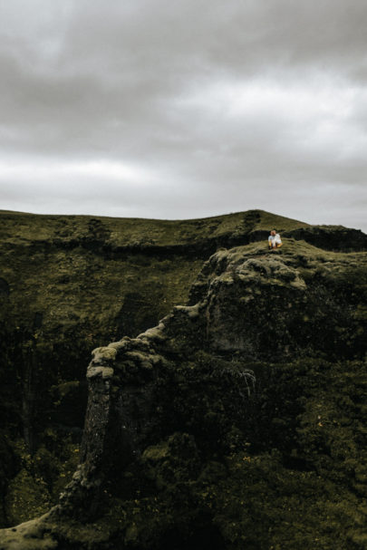 Une séance engagement en Islande - A découvrir sur le blog mariage www.lamarieeauxpiedsnus.com - Photos : Fabien Courmont