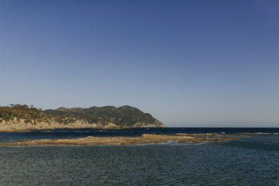 Une séance engagement sur l'île du Gaou - A découvrir sur le blog mariage www.lamarieeauxpiedsnus.com - Photos : Neupap Photography