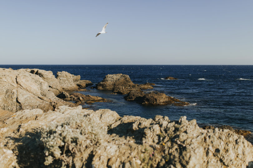 Une séance engagement sur l'île du Gaou - A découvrir sur le blog mariage www.lamarieeauxpiedsnus.com - Photos : Neupap Photography