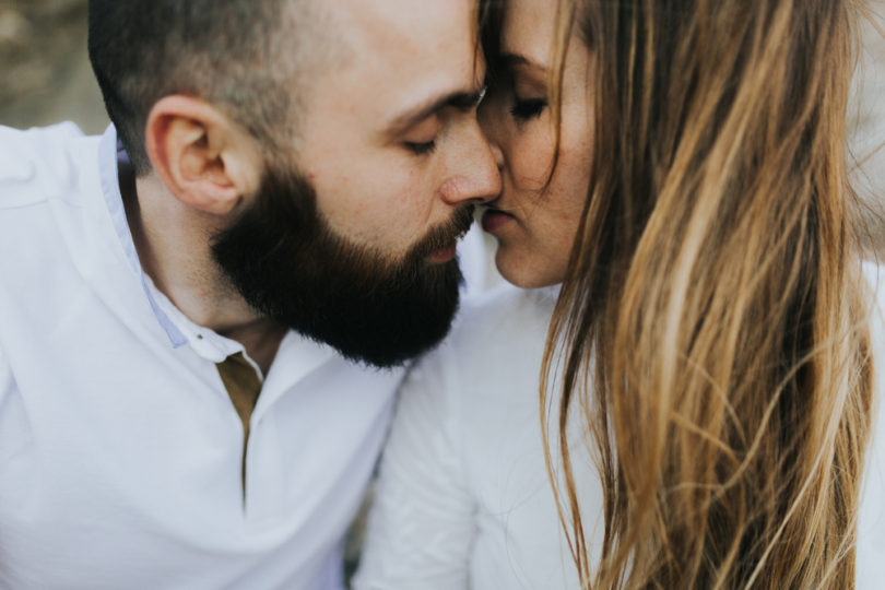 Une séance engagement sur l'île du Gaou - A découvrir sur le blog mariage www.lamarieeauxpiedsnus.com - Photos : Neupap Photography