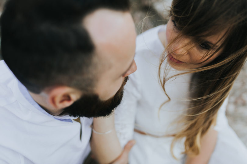 Une séance engagement sur l'île du Gaou - A découvrir sur le blog mariage www.lamarieeauxpiedsnus.com - Photos : Neupap Photography