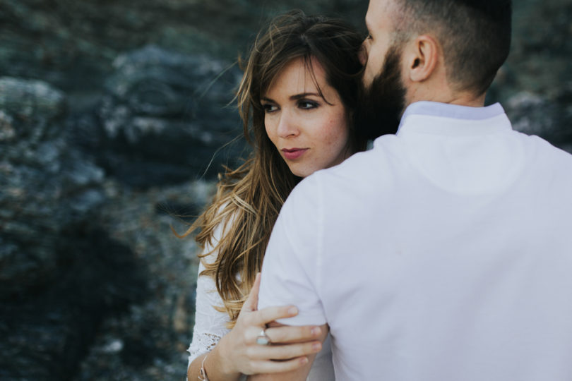 Une séance engagement sur l'île du Gaou - A découvrir sur le blog mariage www.lamarieeauxpiedsnus.com - Photos : Neupap Photography