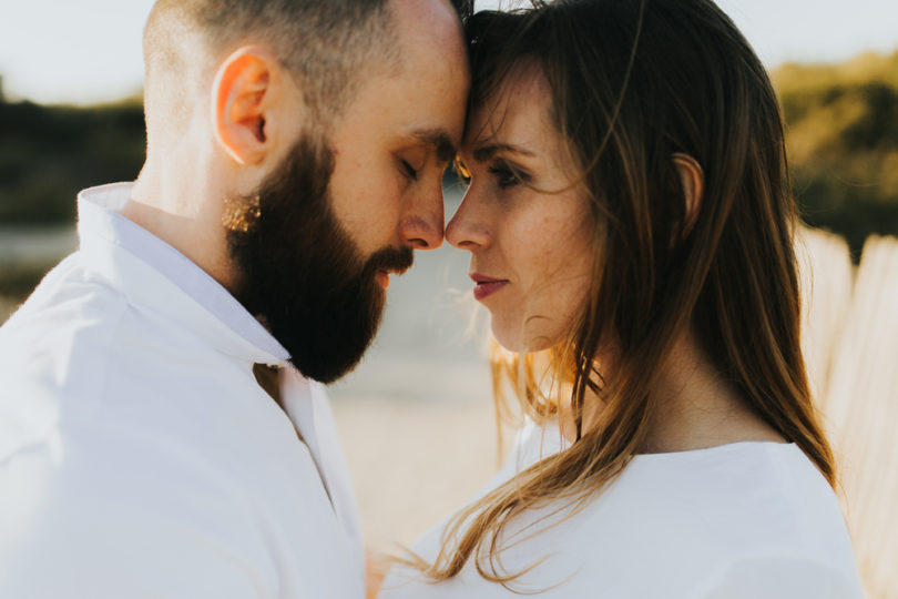 Une séance engagement sur l'île du Gaou - A découvrir sur le blog mariage www.lamarieeauxpiedsnus.com - Photos : Neupap Photography