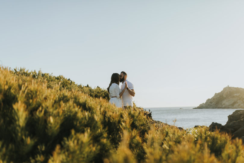 Une séance engagement sur l'île du Gaou - A découvrir sur le blog mariage www.lamarieeauxpiedsnus.com - Photos : Neupap Photography