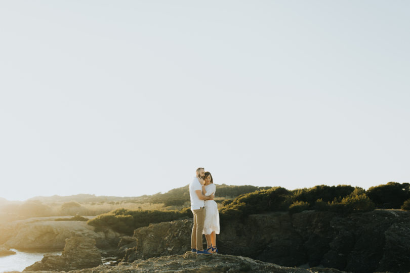 Une séance engagement sur l'île du Gaou - A découvrir sur le blog mariage www.lamarieeauxpiedsnus.com - Photos : Neupap Photography