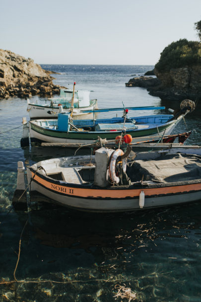 Une séance engagement sur l'île du Gaou - A découvrir sur le blog mariage www.lamarieeauxpiedsnus.com - Photos : Neupap Photography