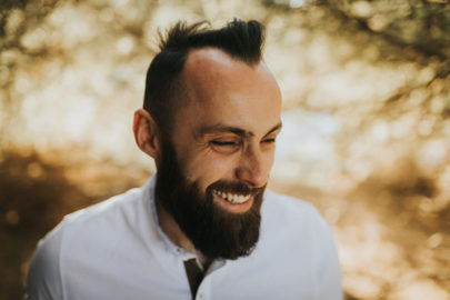 Une séance engagement sur l'île du Gaou - A découvrir sur le blog mariage www.lamarieeauxpiedsnus.com - Photos : Neupap Photography