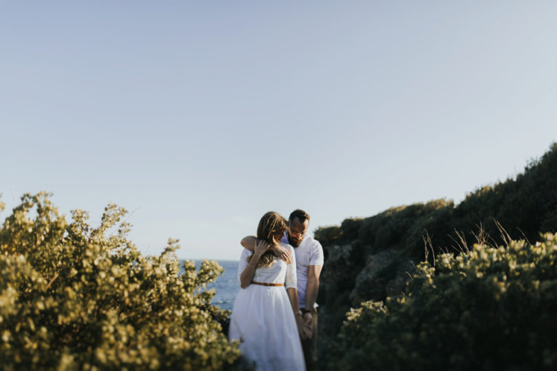 Une séance engagement sur l'île du Gaou - A découvrir sur le blog mariage www.lamarieeauxpiedsnus.com - Photos : Neupap Photography