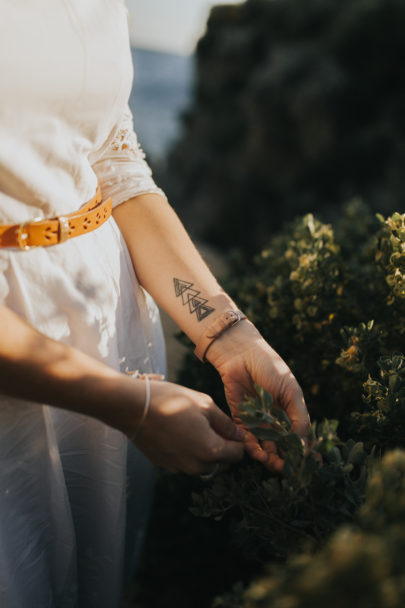 Une séance engagement sur l'île du Gaou - A découvrir sur le blog mariage www.lamarieeauxpiedsnus.com - Photos : Neupap Photography