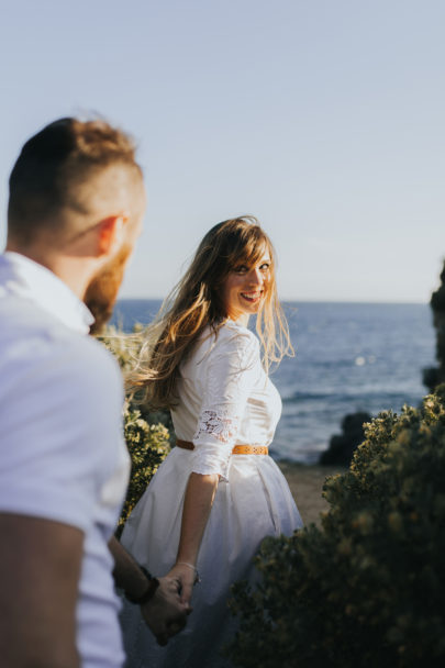 Une séance engagement sur l'île du Gaou - A découvrir sur le blog mariage www.lamarieeauxpiedsnus.com - Photos : Neupap Photography