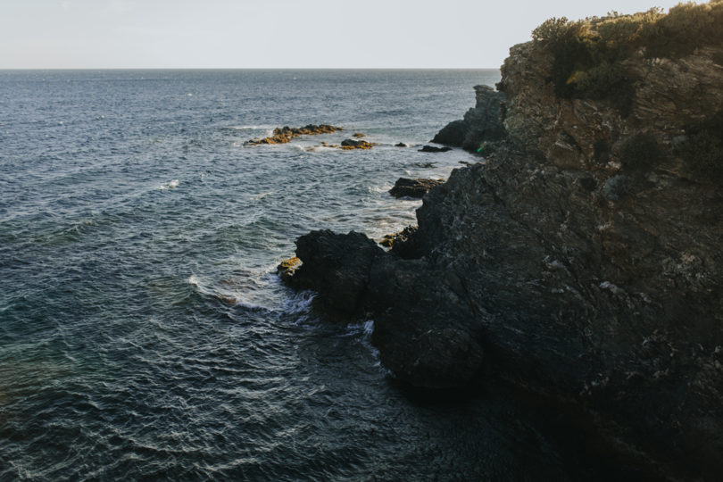 Une séance engagement sur l'île du Gaou - A découvrir sur le blog mariage www.lamarieeauxpiedsnus.com - Photos : Neupap Photography