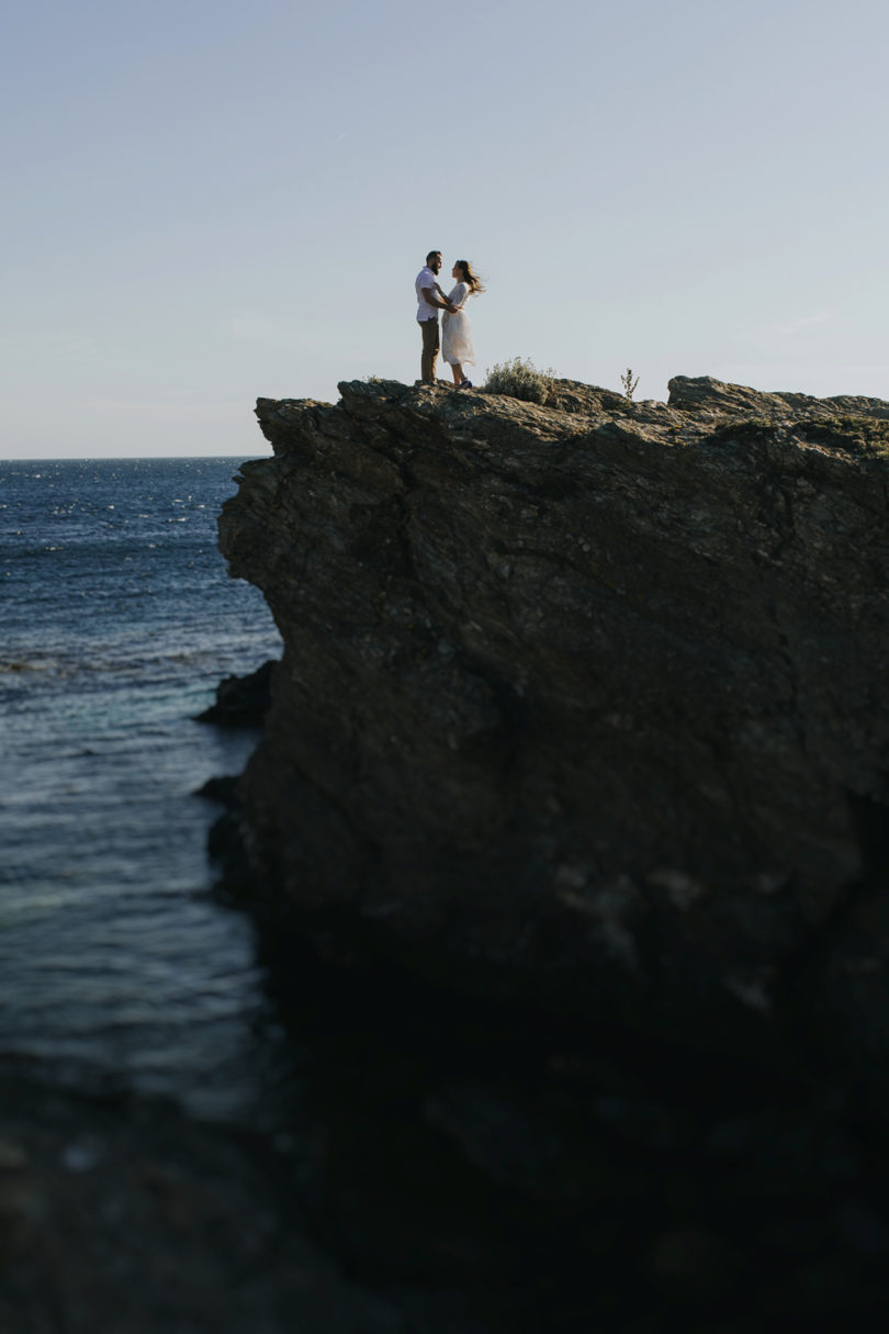 Une séance engagement sur l'île du Gaou - A découvrir sur le blog mariage www.lamarieeauxpiedsnus.com - Photos : Neupap Photography