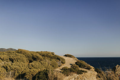 Une séance engagement sur l'île du Gaou - A découvrir sur le blog mariage www.lamarieeauxpiedsnus.com - Photos : Neupap Photography