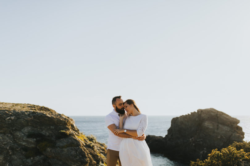 Une séance engagement sur l'île du Gaou - A découvrir sur le blog mariage www.lamarieeauxpiedsnus.com - Photos : Neupap Photography