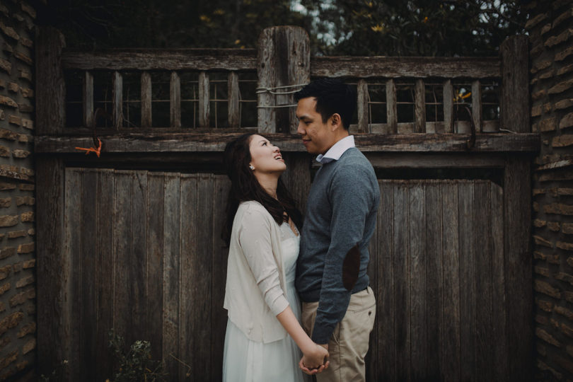 Une séance engagement sur l'Ile du Gaou - A découvrir sur le blog mariage www.lamarieeauxpiedsnus.com - Photos : Neupap Photography