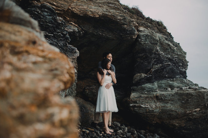 Une séance engagement sur l'Ile du Gaou - A découvrir sur le blog mariage www.lamarieeauxpiedsnus.com - Photos : Neupap Photography