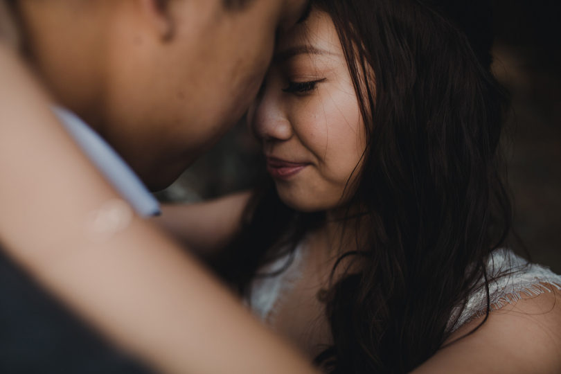 Une séance engagement sur l'Ile du Gaou - A découvrir sur le blog mariage www.lamarieeauxpiedsnus.com - Photos : Neupap Photography