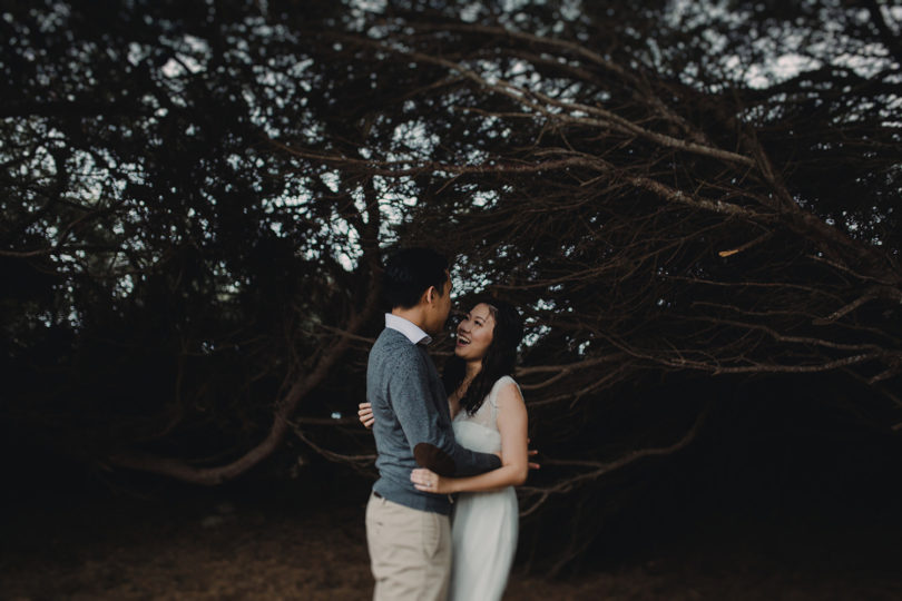 Une séance engagement sur l'Ile du Gaou - A découvrir sur le blog mariage www.lamarieeauxpiedsnus.com - Photos : Neupap Photography