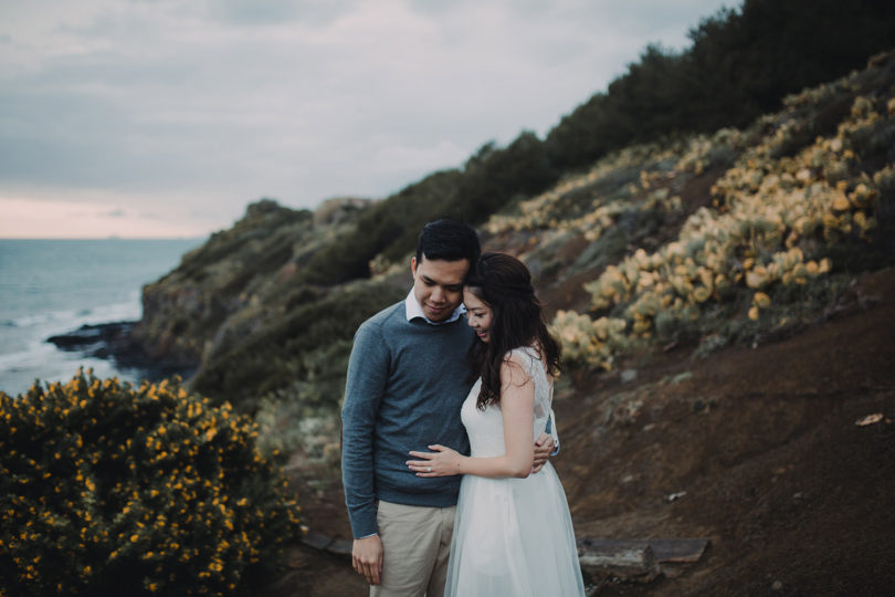 Une séance engagement sur l'Ile du Gaou - A découvrir sur le blog mariage www.lamarieeauxpiedsnus.com - Photos : Neupap Photography