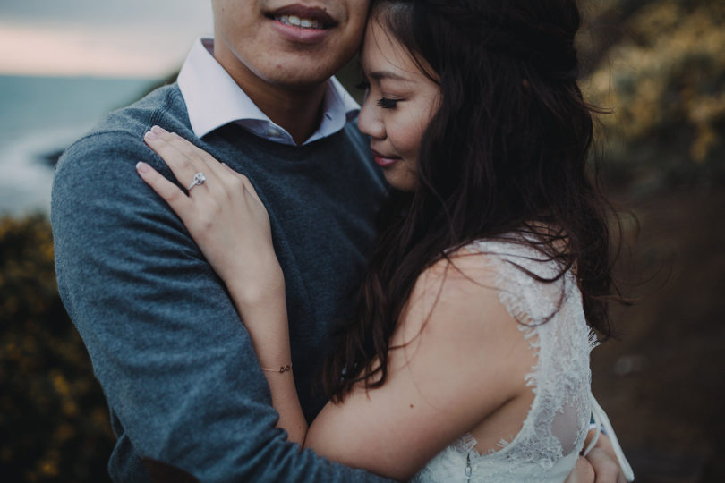 Une séance engagement sur l'Ile du Gaou - A découvrir sur le blog mariage www.lamarieeauxpiedsnus.com - Photos : Neupap Photography