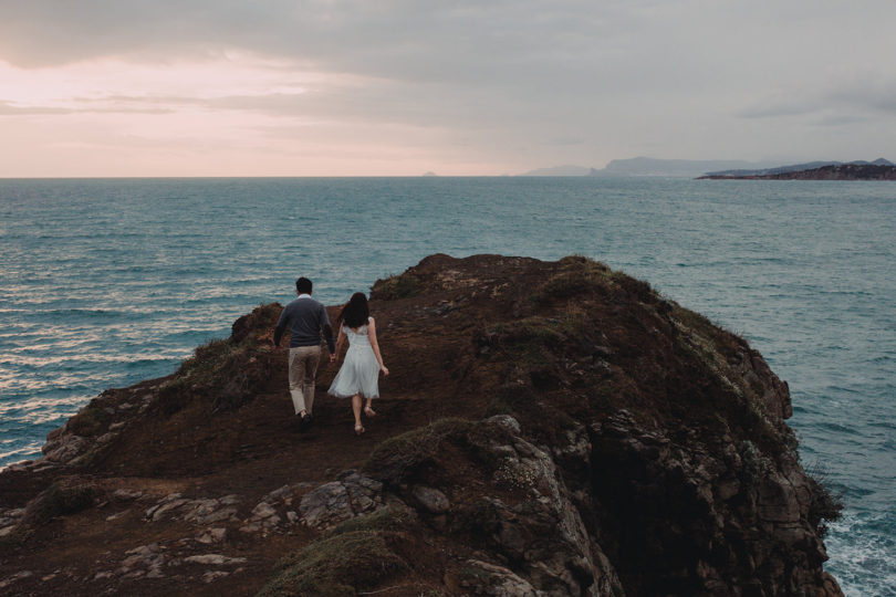 Une séance engagement sur l'Ile du Gaou - A découvrir sur le blog mariage www.lamarieeauxpiedsnus.com - Photos : Neupap Photography