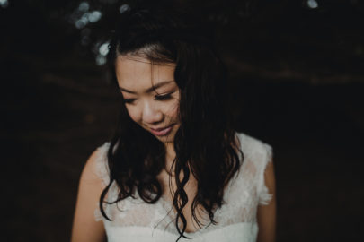 Une séance engagement sur l'Ile du Gaou - A découvrir sur le blog mariage www.lamarieeauxpiedsnus.com - Photos : Neupap Photography