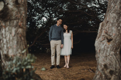 Une séance engagement sur l'Ile du Gaou - A découvrir sur le blog mariage www.lamarieeauxpiedsnus.com - Photos : Neupap Photography