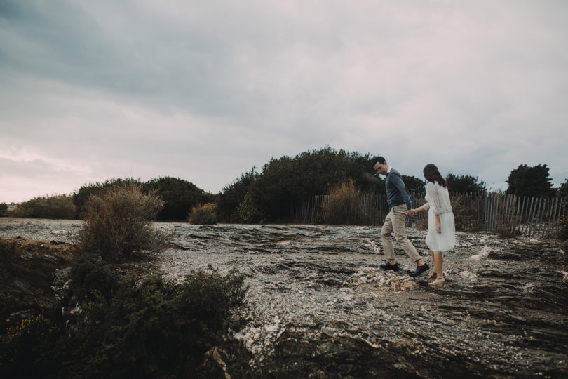 Une séance engagement sur l'Ile du Gaou - A découvrir sur le blog mariage www.lamarieeauxpiedsnus.com - Photos : Neupap Photography