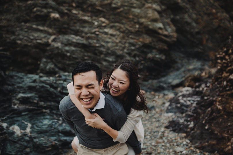 Une séance engagement sur l'Ile du Gaou - A découvrir sur le blog mariage www.lamarieeauxpiedsnus.com - Photos : Neupap Photography